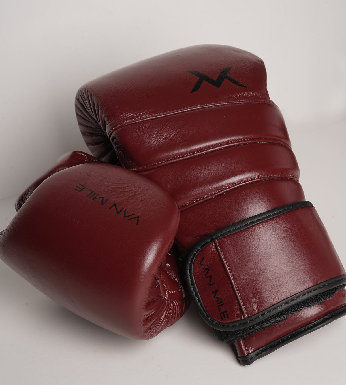 VAN MILE ELITE Boxing Gloves in Dark Red – detail view