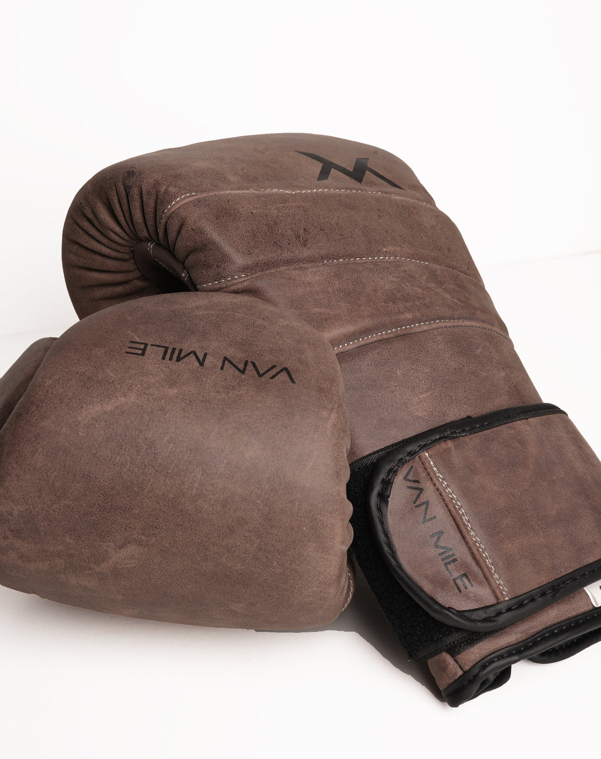 VAN MILE ELITE Boxing Gloves in Vintage – detail view