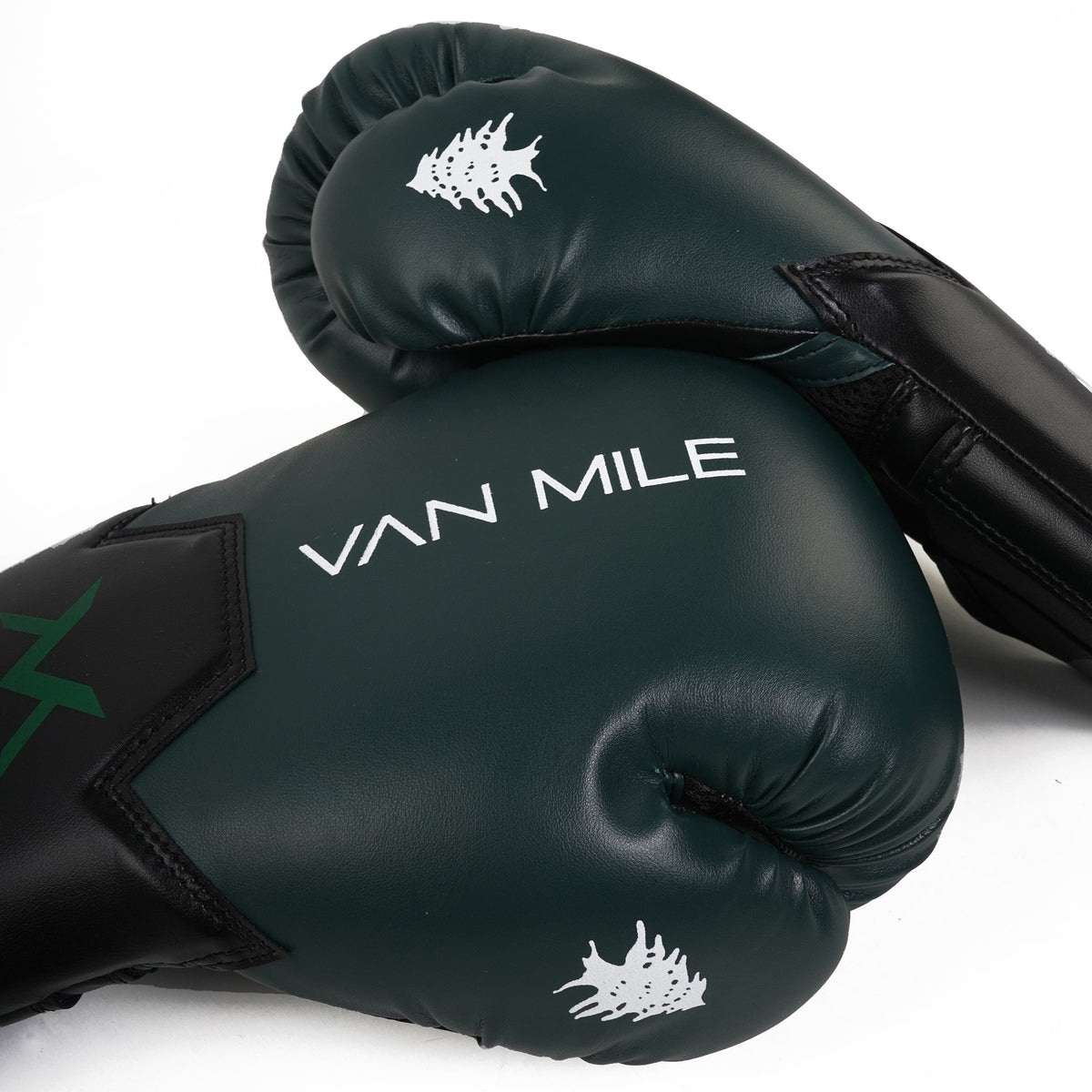 VAN MILE PU 3.0 Boxing Gloves in Black & Green – detail view