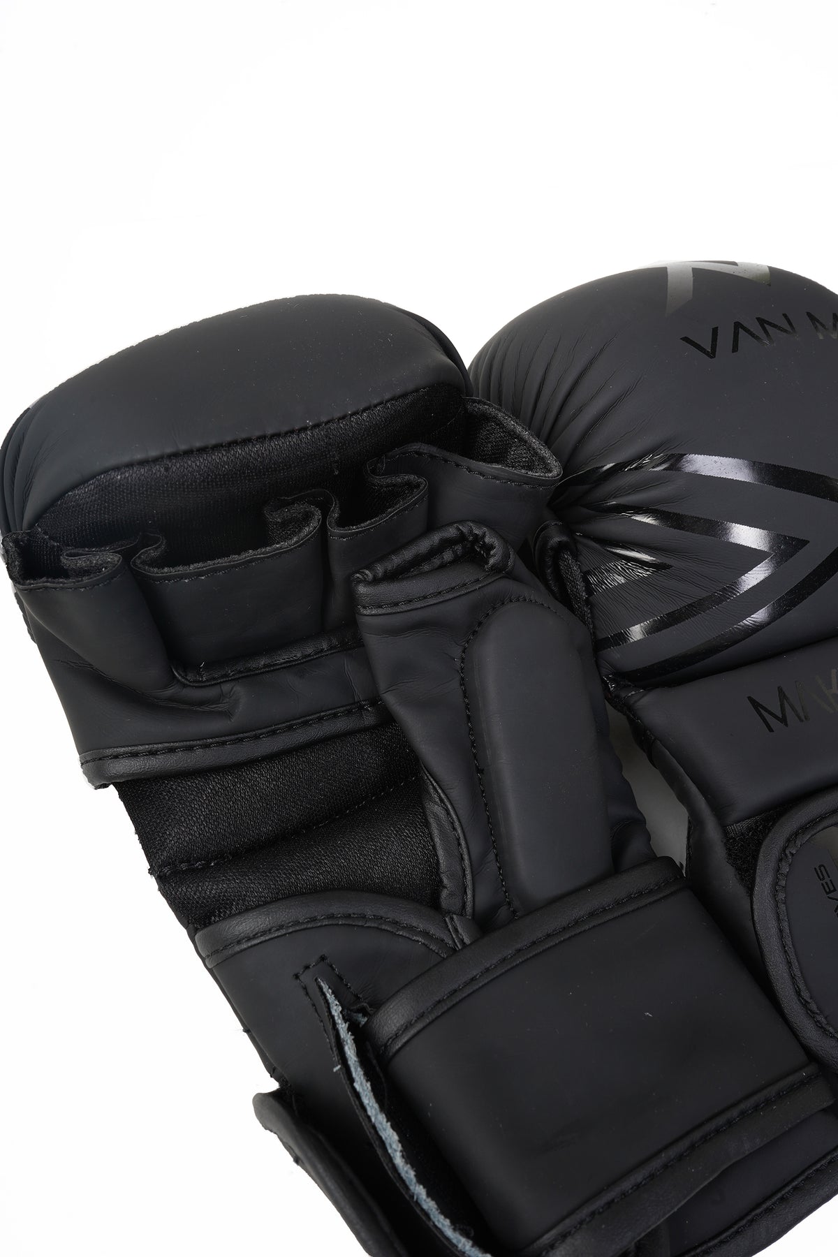 VAN MILE PU 3.0 MMA Gloves in Black – detail view