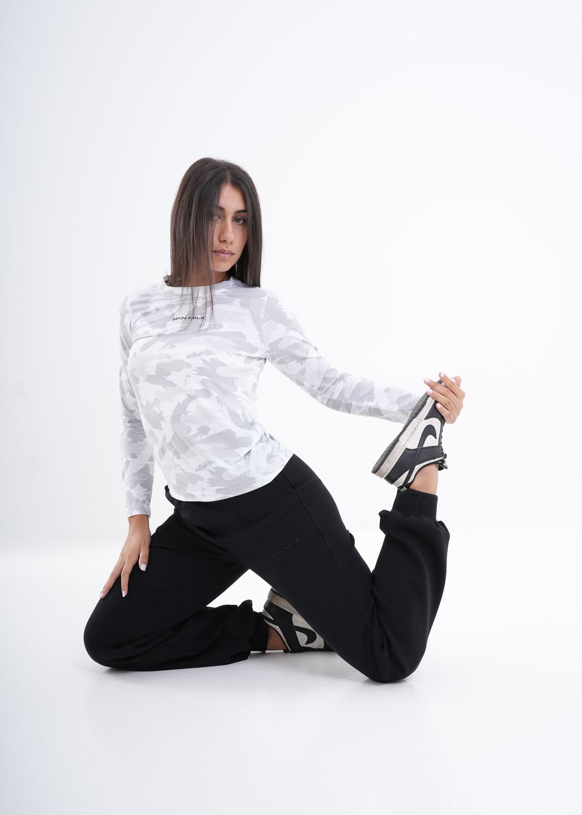 Women's VAN MILE VNML Long Sleeve Quick-Dry Print T-Shirt in White – full-length, kneeling stretch