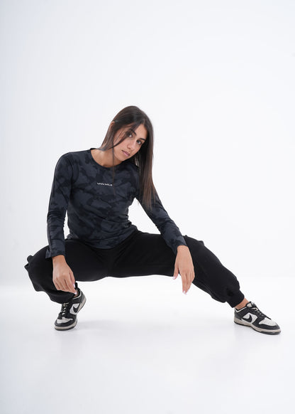 Women's VAN MILE VNML Long Sleeve Quick-Dry Print T-Shirt in Black – full-length, low side lunge
