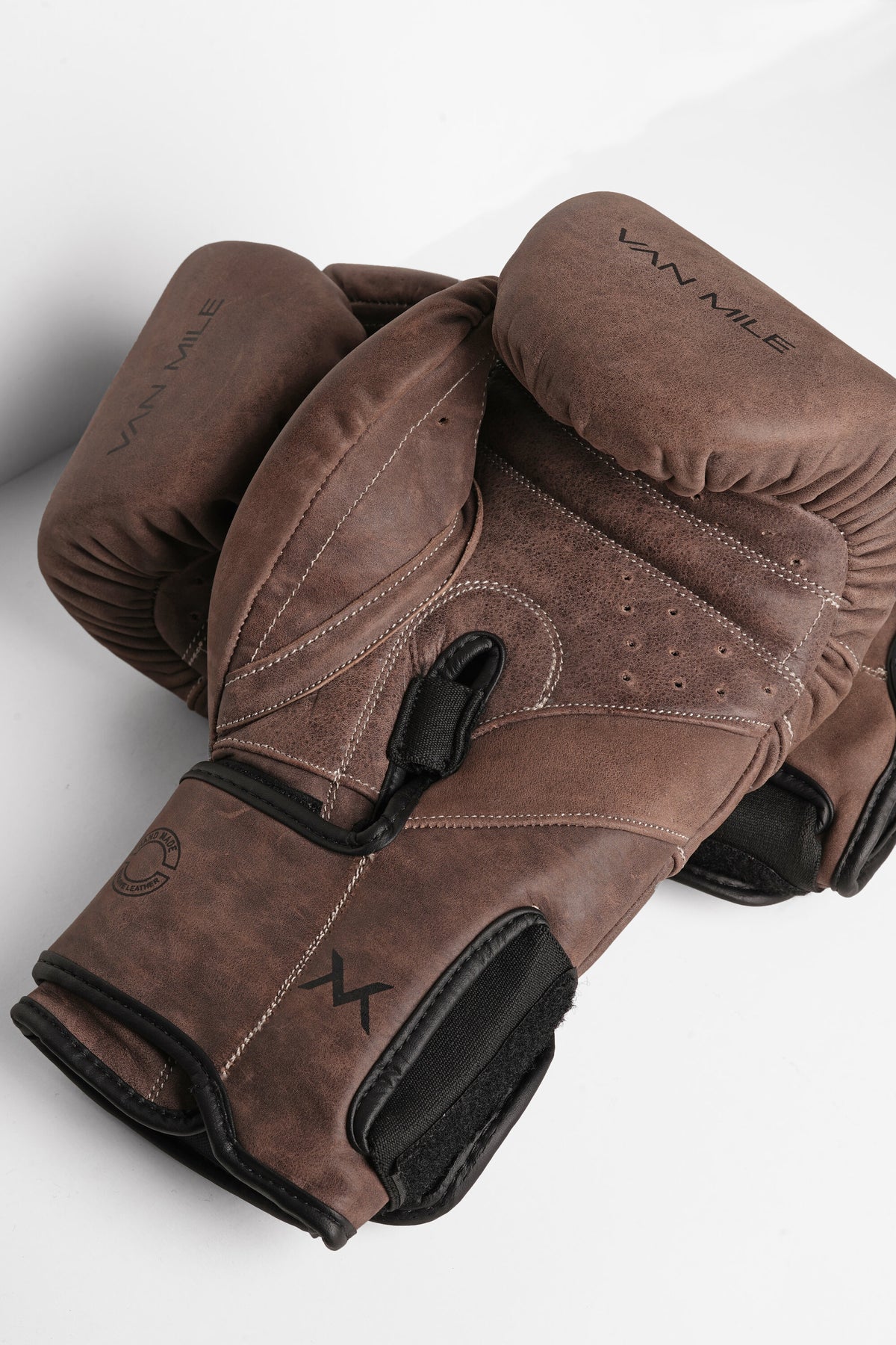 VAN MILE ELITE Boxing Gloves in Vintage – palm view